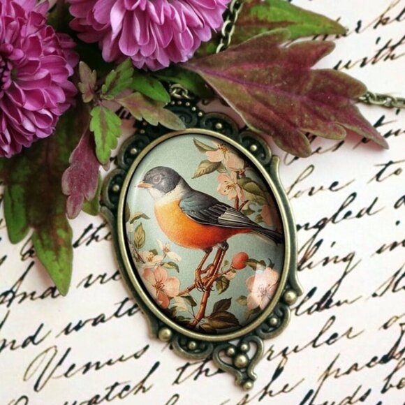 Vintage Robin Necklace - Oval Cottagecore Ornate Pendant - Antique Jewelry - Picture 7 of 8